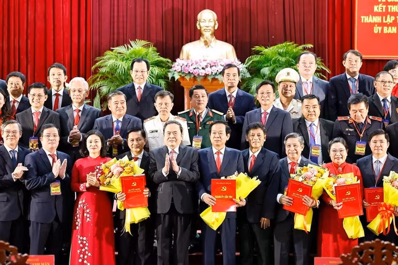 National Assembly Chairman Tran Thanh Man (front, fifth from left) presents the decisions of the Politburo and the Party Central Committee's Secretariat to the Party Committee, its Standing Board, Secretary, and Deputy Secretaries of Can Tho city on June 30. (Photo: VNA)