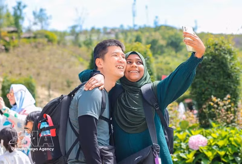 Visitors capture moments during their ascent of Mount Fansipan – the “Roof of Indochina”. (Photo: VNA)
