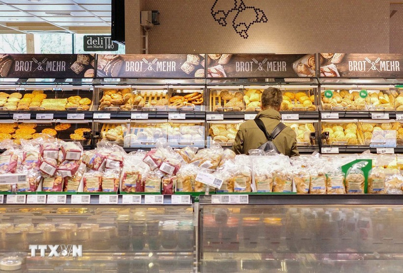 Shoppers at a supermarket in Berlin, Germany. (Photo: Xinhua/VNA)