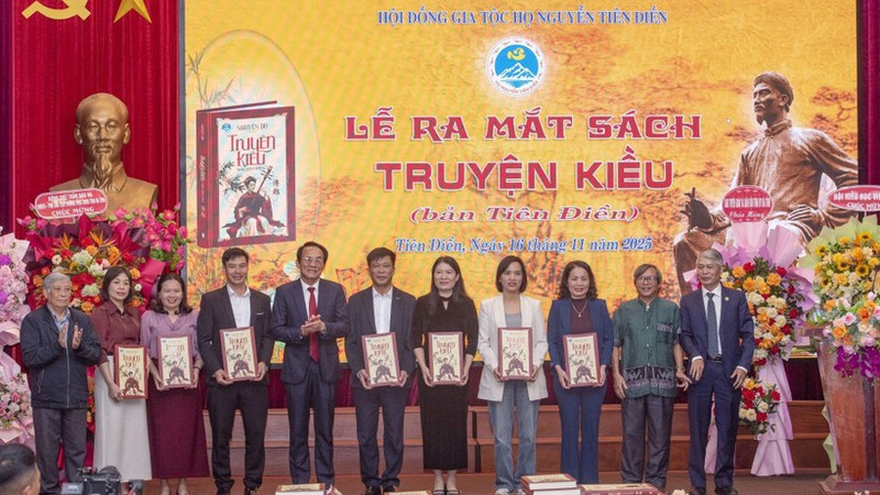 The Nguyen Tien Dien family council presents books to schools at the launch of The Tale of Kieu – Tien Dien Edition.