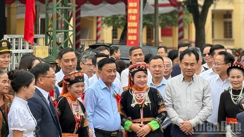 Politburo member and permanent member of the Party Central Committee’s Secretariat Tran Cam Tu (C) attends the great national unity festival in Thac Ba commune. (Photo: nhandan.vn)