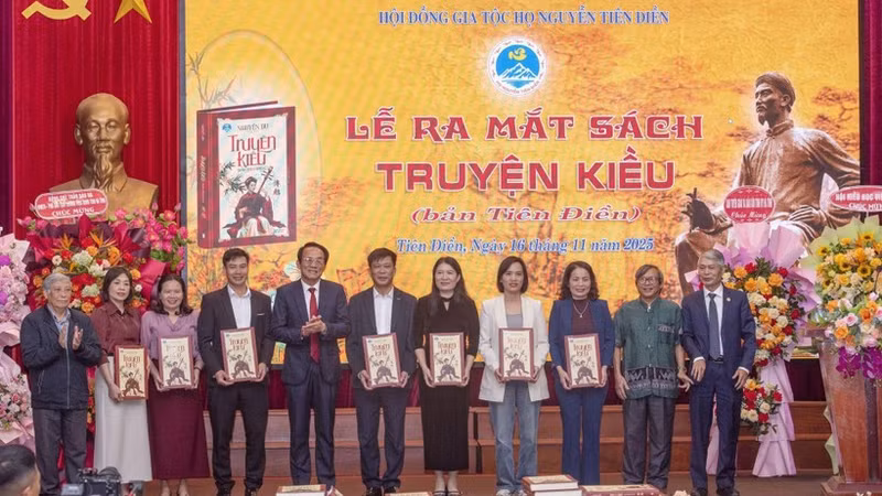 The Nguyen Tien Dien family council presents books to schools at the launch of The Tale of Kieu – Tien Dien Edition.