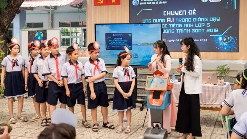 The topic “AI application in teaching and learning English for Grade 5 students” at Truong Dinh Primary School, District 12, Ho Chi Minh City. (Photo: XUAN QUY)