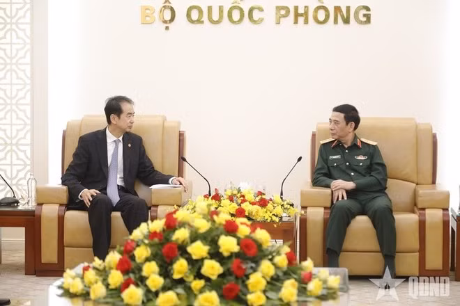 Minister of National Defence Gen. Phan Van Giang (R) and Chinese Ambassador He Wei at the meeting (Photo: qdnd.vn)