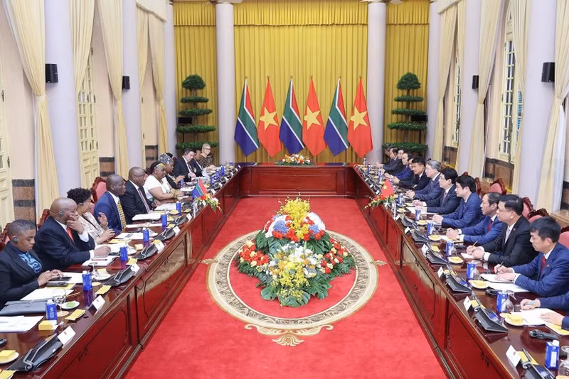 At the talks in Ha Noi on October 23 between Viet Nam's State President Luong Cuong and South African President Matamela Cyril Ramaphosa. (Photo: VNA)