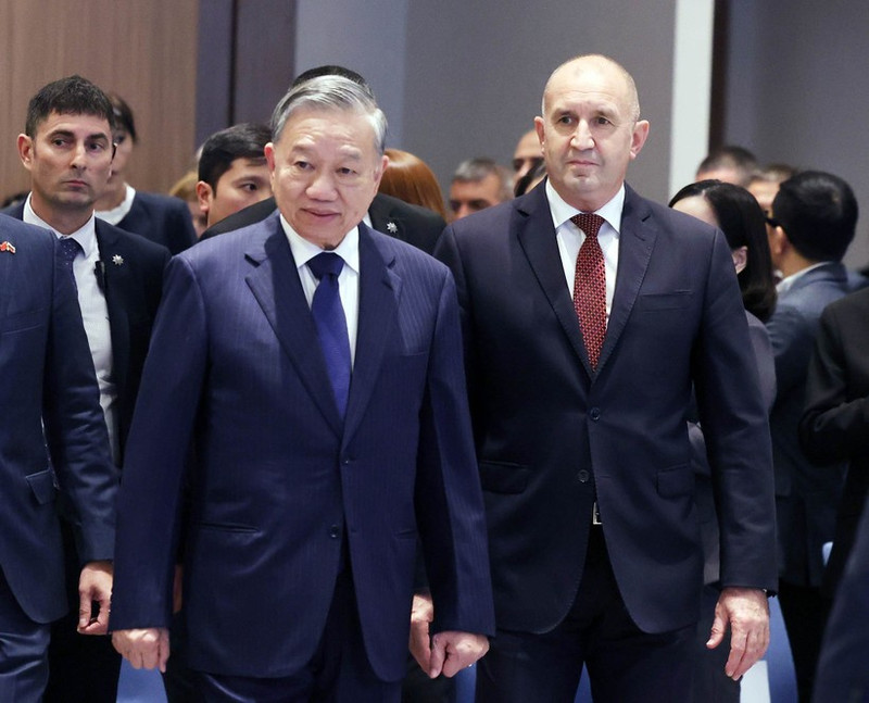 General Secretary of the Communist Party of Viet Nam Central Committee To Lam (left) and Bulgarian President Rumen Radev attend a Viet Nam - Bulgaria Business Forum in Sofia on October 23, 2025. (Photo: VNA)