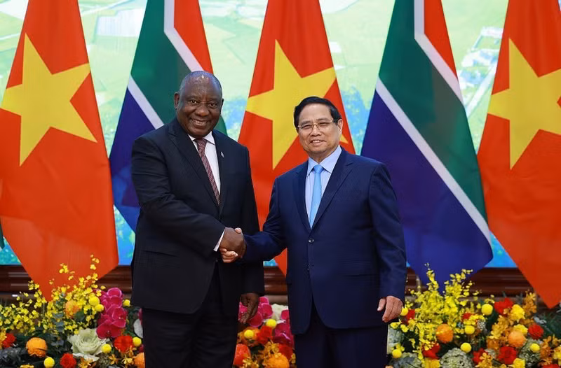 Prime Minister Pham Minh Chinh (right) meets with South African President Matamela Cyril Ramaphosa on October 23, 2025 in Ha Noi. (Photo: VNA)