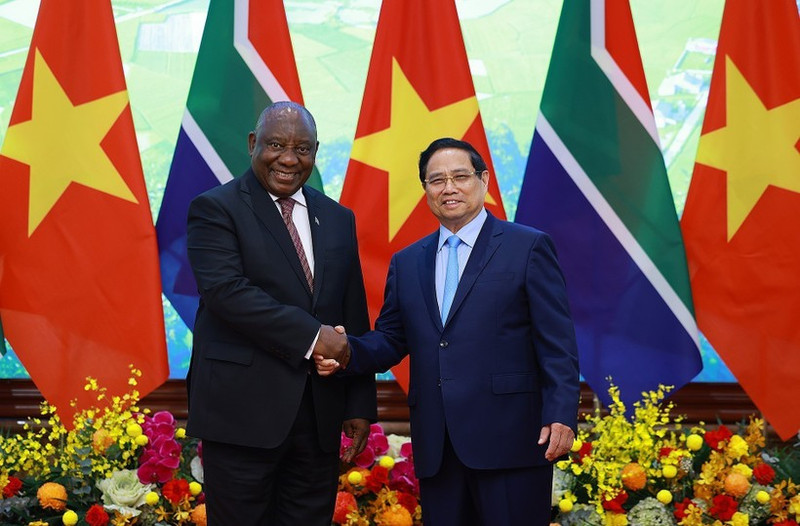 Prime Minister Pham Minh Chinh (right) meets with South African President Matamela Cyril Ramaphosa on October 23, 2025 in Ha Noi. (Photo: VNA)