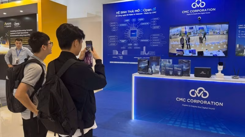 Young people visit and experience technology products at the National Innovation Festival 2025. (Photo: HA LINH)