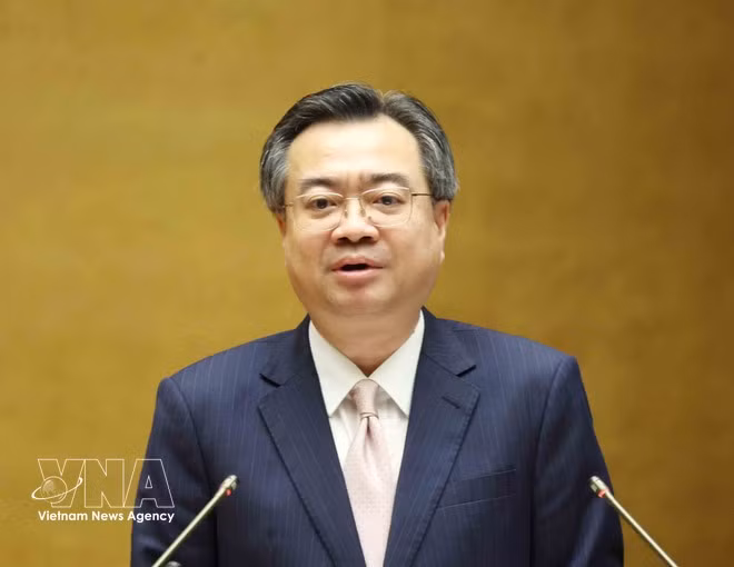 Nguyen Thanh Nghi, Politburo member, Secretary of the Party Central Committee, Chairman of the Party Central Committee's Commission for Policies and Strategies, presents the key contents of Resolution No. 79-NQ/TW on the development of the state economy. (Photo: VNA)