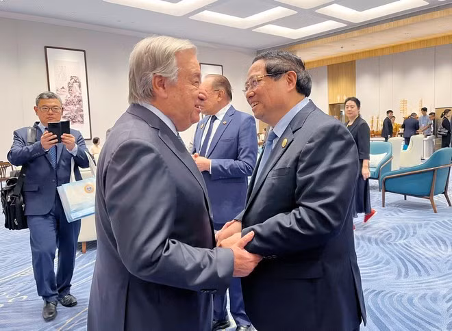 Prime Minister Pham Minh Chinh (R) and UN Secretary-General Antonio Guterres in Tianjin on September 1 (Photo: VNA)