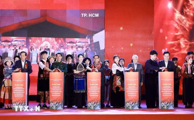 Prime Minister Pham Minh Chinh and other delegates at the ground-breaking ceremony for the infrastructure investment project at Viet Bac High School for Ethnic Minority Students in Thai Nguyen province on January 11. (Photo: VNA)