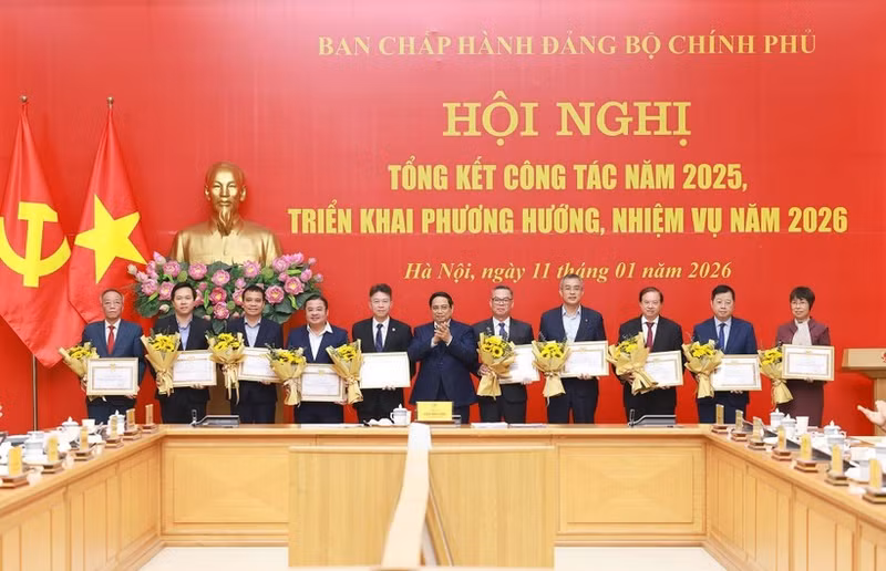 Prime Minister Pham Minh Chinh presents Certificates of merit from the Government’s Party Committee to individuals with outstanding achievements. (Photo: VNA)