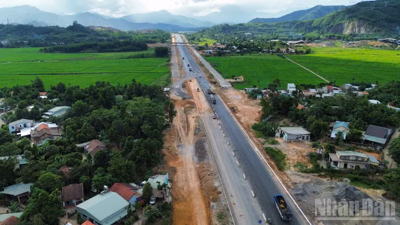 The construction of the Hoa Lien – Tuy Loan expressway is being carried out with maximum mobilisation of manpower and materials to ensure completion in celebration of National Day on September 2. (Photo: nhandan.vn)