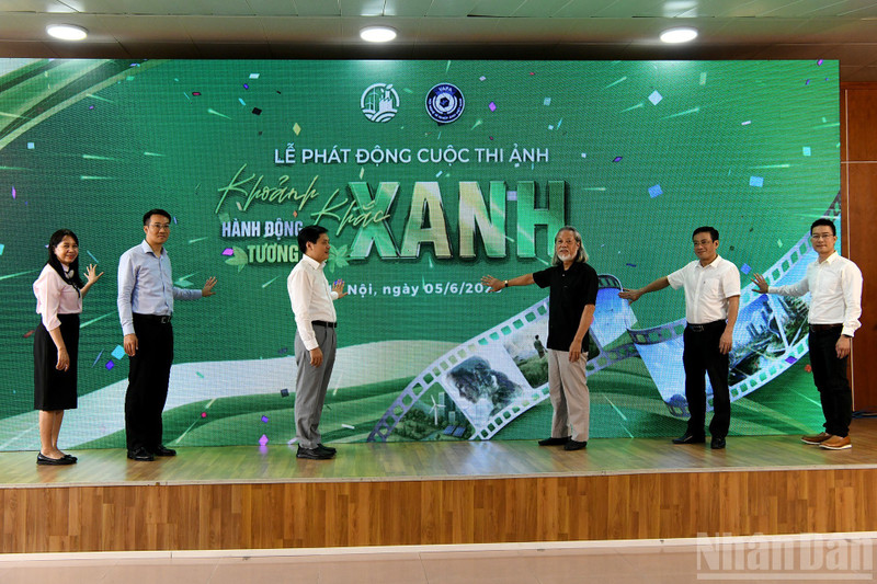 Photographers and representatives from environmental organisations jointly pressed the button to officially launch the contest.