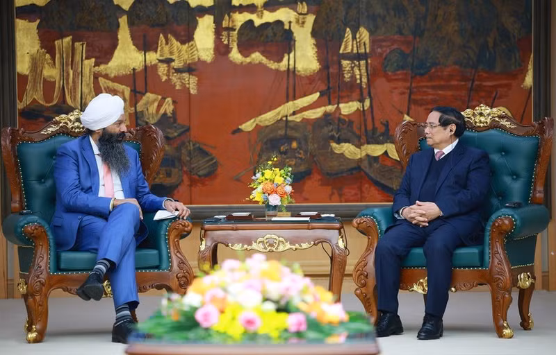 Prime Minister Pham Minh Chinh (R) receives Canadian Secretary of State for International Development Randeep Sarai (Photo: VNA)