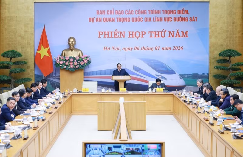Prime Minister Pham Minh Chinh chairs the fifth meeting of the steering committee for key national railway projects. (Photo: VNA)