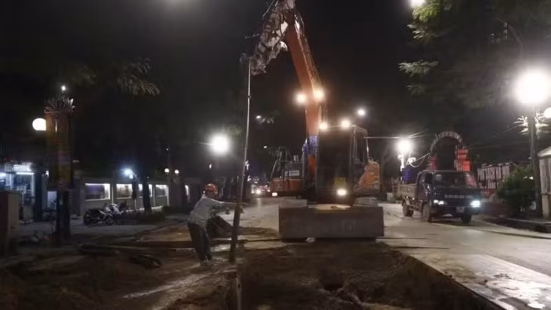 Construction units working on flood prevention projects in Ha Noi operate through the night to make the most of the time available before the rainy season reaches its peak.