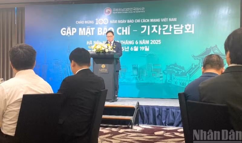 Ambassador of the RoK to Viet Nam Choi Youngsam delivered a speech at the event.