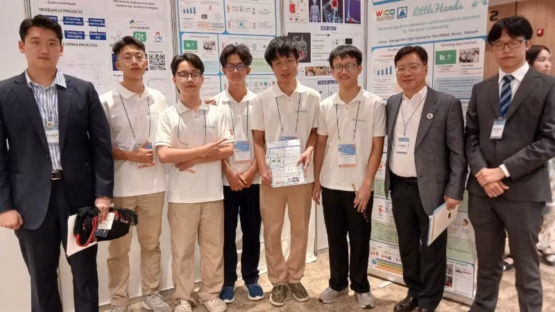 Tran Thuan Hieu (third from the right) and the Viet Nam team receive the Silver Medal at the World Invention Creativity Olympic (WICO) 2025 in the Republic of Korea. (Photo: nhandan.vn)