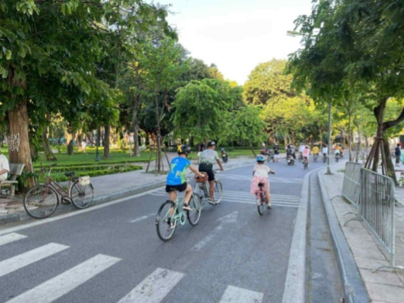 Residents in Ha Noi cycle to support the 7th edition of the "We Cycle" week.