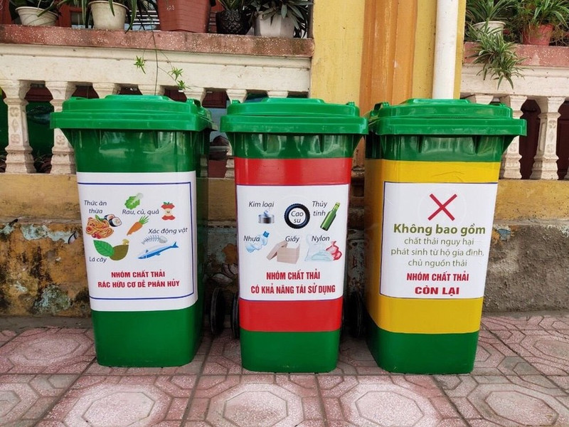 Waste-sorting bins are being widely deployed across major urban areas. (Photo: nhandan.vn)