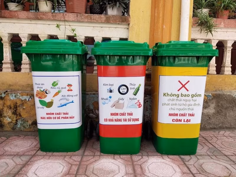 Waste-sorting bins are being widely deployed across major urban areas. (Photo: nhandan.vn)