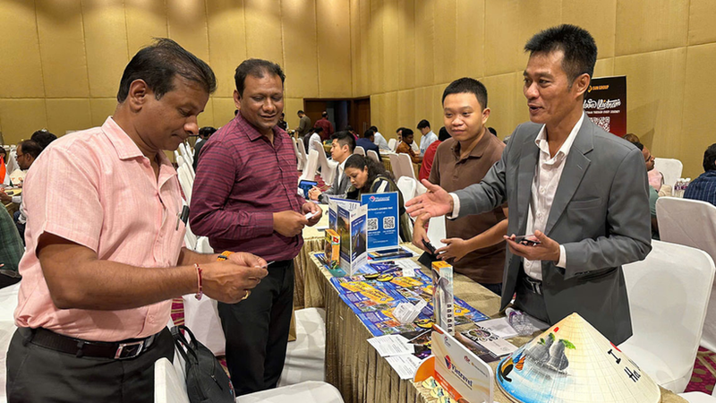 Vietnamese and Indian businesses meet and exchange at the Viet Nam Tourism Promotion and Business Networking Programme in India. (Photo: TITC)