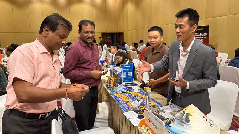 Vietnamese and Indian businesses meet and exchange at the Viet Nam Tourism Promotion and Business Networking Programme in India. (Photo: TITC)