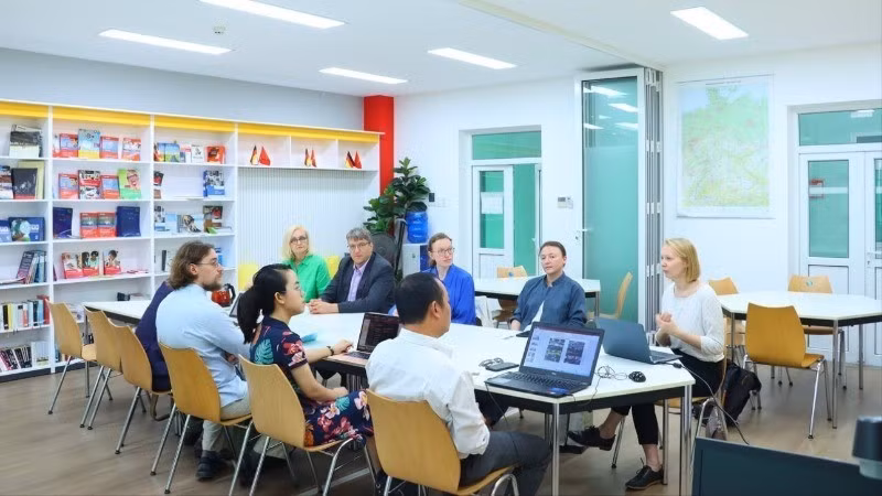 A delegation from the University of Tartu, Estonia, works with Hue University to promote educational cooperation.