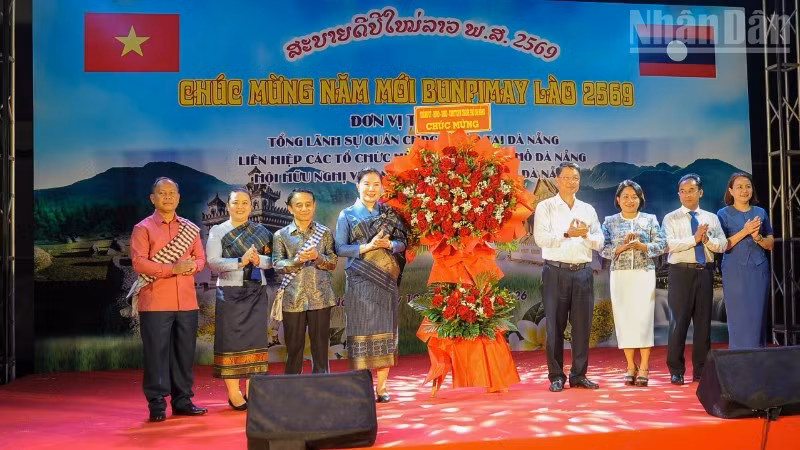 Representatives of Da Nang City’s leadership present flowers to congratulate the Consulate General of the Lao People’s Democratic Republic.