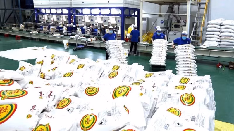 Rice processing for export at Trung An high-tech agriculture joint stock company’s factory in Can Tho city. (Photo: VU SINH)