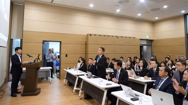 Legal queries and concerns being addressed by lawyers and officials from the Vietnamese Embassy in the Republic of Korea. (Photo: The Ha Noi Bar Association)