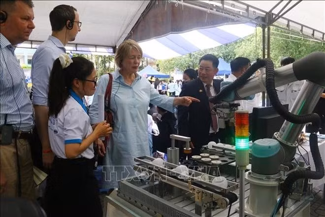 Delegates visit a booth introducing training careers at LILAMA 2 International Technology College, one of Vietnam’s leading vocational institutions. (Photo: VNA)