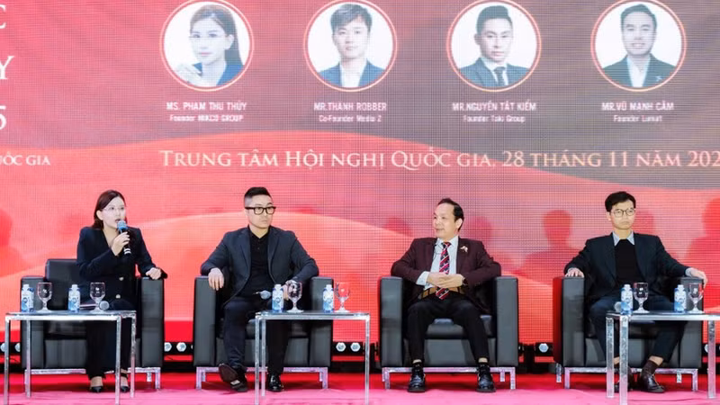 Economic experts discuss at the National Startup Forum 2025.