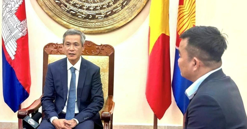 Vietnamese Ambassador to Cambodia Nguyen Minh Vu in an interview granted to the Cambodian News Agency (AKP) (Photo: VNA)