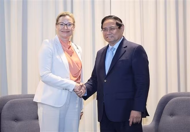 Vietnamese Prime Minister Pham Minh Chinh (R) shakes hands with President of AstraZeneca for the Nordic and Swedish markets Emelie Antoni at their meeting on June 13, 2025. (Photo: VNA)