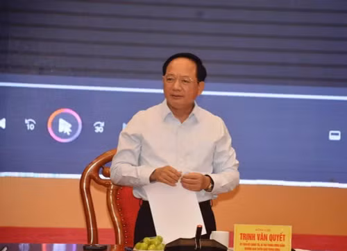 Head of the Party Central Committee’s Commission for Publicity Trinh Van Quyet speaks at a meeting with relevant agencies on promoting culture’s contribution to the economic growth target in line with the spirit of the 14th National Party Congress Resolution, on September 17. (Photo: DONG HA)