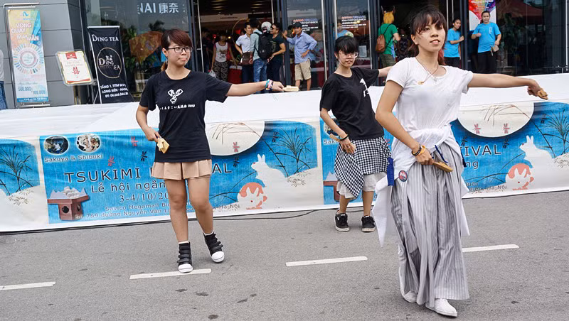 Youngsters flock to Japanese mid-autumn festival in Hanoi ảnh 6