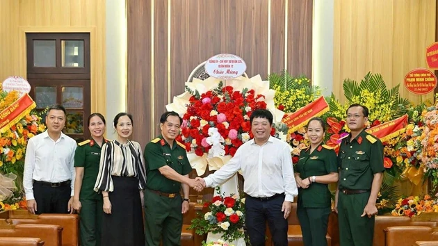 Deputy Editor-in-Chief of Nhan Dan Newspaper Que Dinh Nguyen receives the delegation from Division 325 under Army Corps 12, who came to congratulate the editorial board, reporters, editors, and staff of Nhan Dan Newspaper on the 100th anniversary of Viet Nam Revolutionary Press Day.