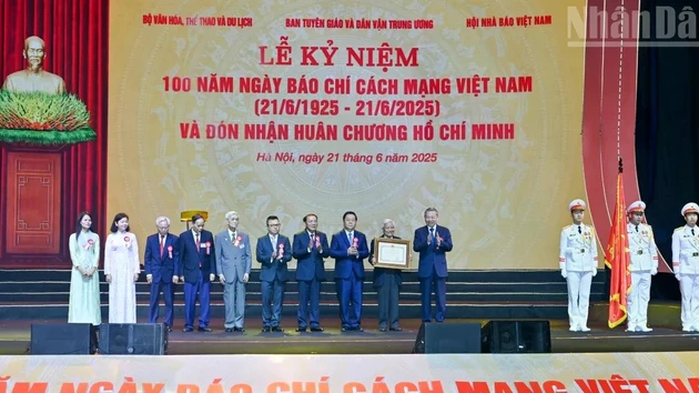 Party General Secretary To Lam presents Ho Chi Minh Order to Viet Nam revolutionary press.