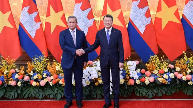 Prime Minister Le Minh Hung and Cambodian Prime Minister Samdech Moha Borvor Thipadei Hun Manet.