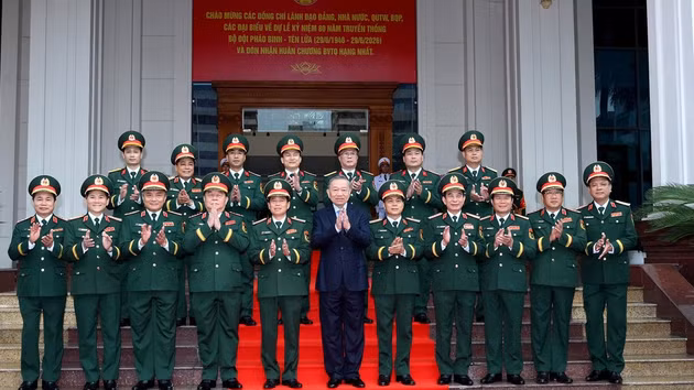 Party General Secretary and State President To Lam with leaders of the Ministry of National Defence and the Artillery and Missile Command at the ceremony.
