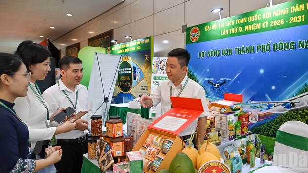 Delegates learn about local agricultural products at the exhibition booth of the Dong Nai City Farmers’ Union.