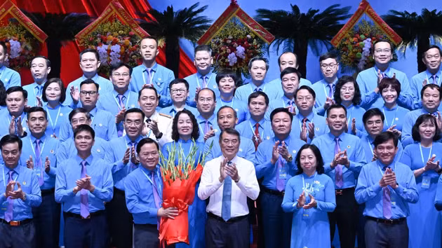 PM Le Minh Hung congratulates the 14th Executive Committee of the Viet Nam General Confederation of Labour.