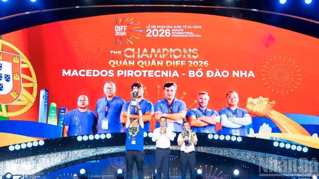 The Secretary of the Da Nang Party Committee presents the championship trophy to the Portuguese team and the runner-up award to the Chinese team.