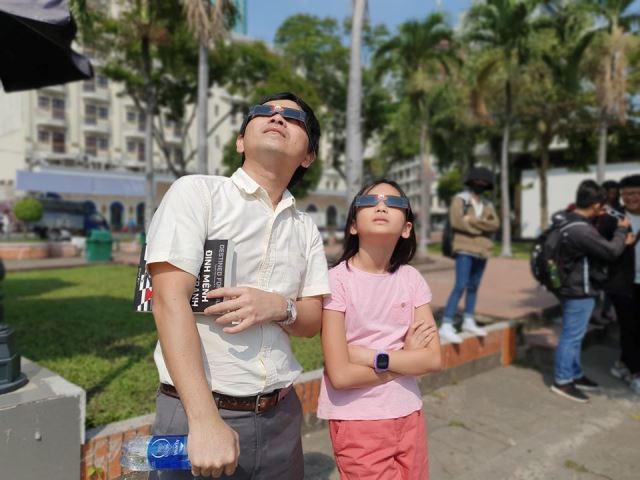 Vietnamese enjoy decade’s last solar eclipse ảnh 4 Vietnamese enjoy decade’s last solar eclipse ảnh 4