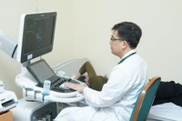 Hospital fee exemption will help perfect the healthcare system towards sustainability, reducing the risk of people delaying or abandoning treatment due to costs. (Illustrative photo)