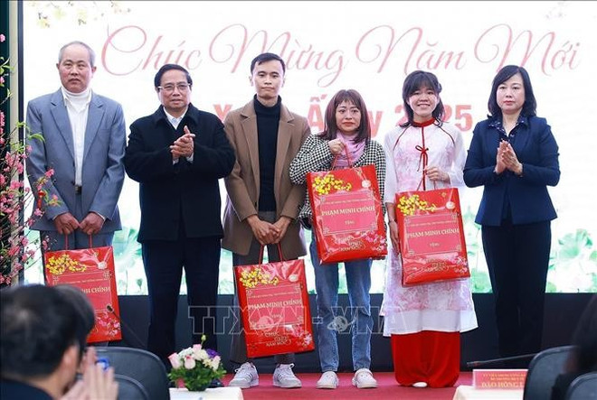 Prime Minister Pham Minh Chinh (second, left) presents Tet gifts to patients at the National Lung Hospital. (Photo: VNA) Prime Minister Pham Minh Chinh (second, left) presents Tet gifts to patients at the National Lung Hospital. (Photo: VNA)