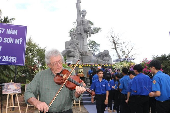 American veteran Roy Mike Boehm plays violin in tribute to Son My massacre victims. (Photo: VNA) American veteran Roy Mike Boehm plays violin in tribute to Son My massacre victims. (Photo: VNA)